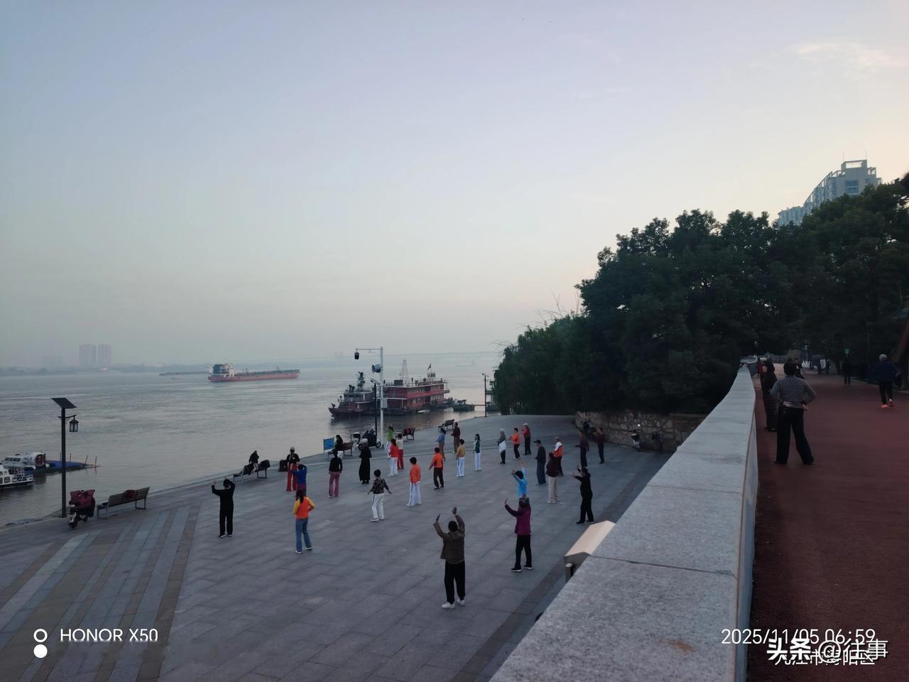 晒图笔记大赛11月5日长江岸边晨练打卡分享运动快乐