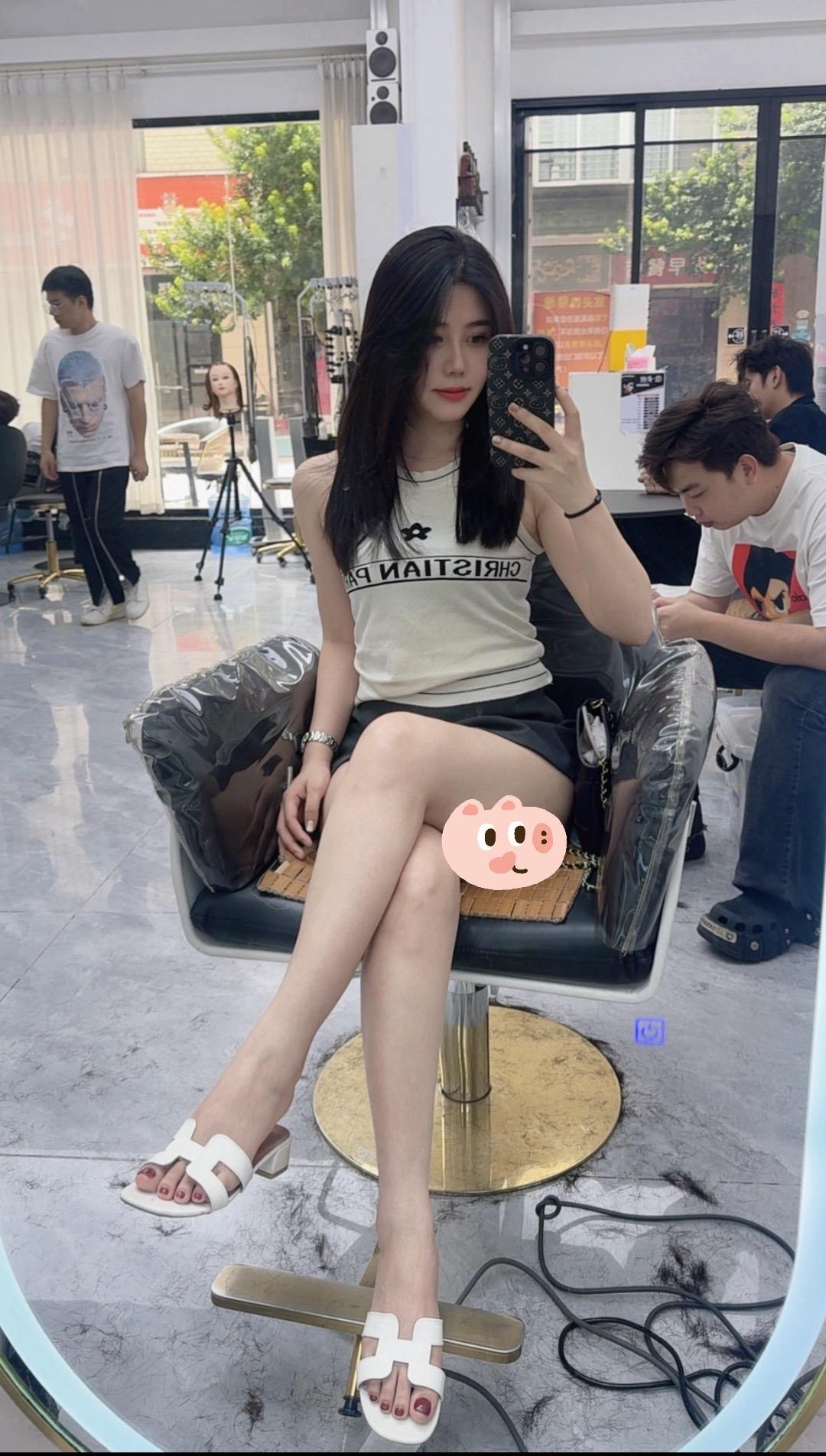 快乐的活在当下 父母健在  不攀比不迎合 好好爱自己 爱家人 顾及好自...