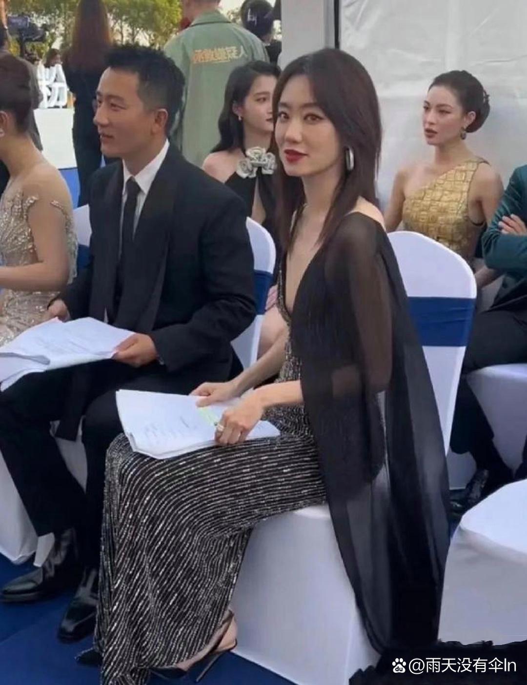 张小斐胸不大却穿低胸装，旁边的黄轩都不敢低头看 ​​​