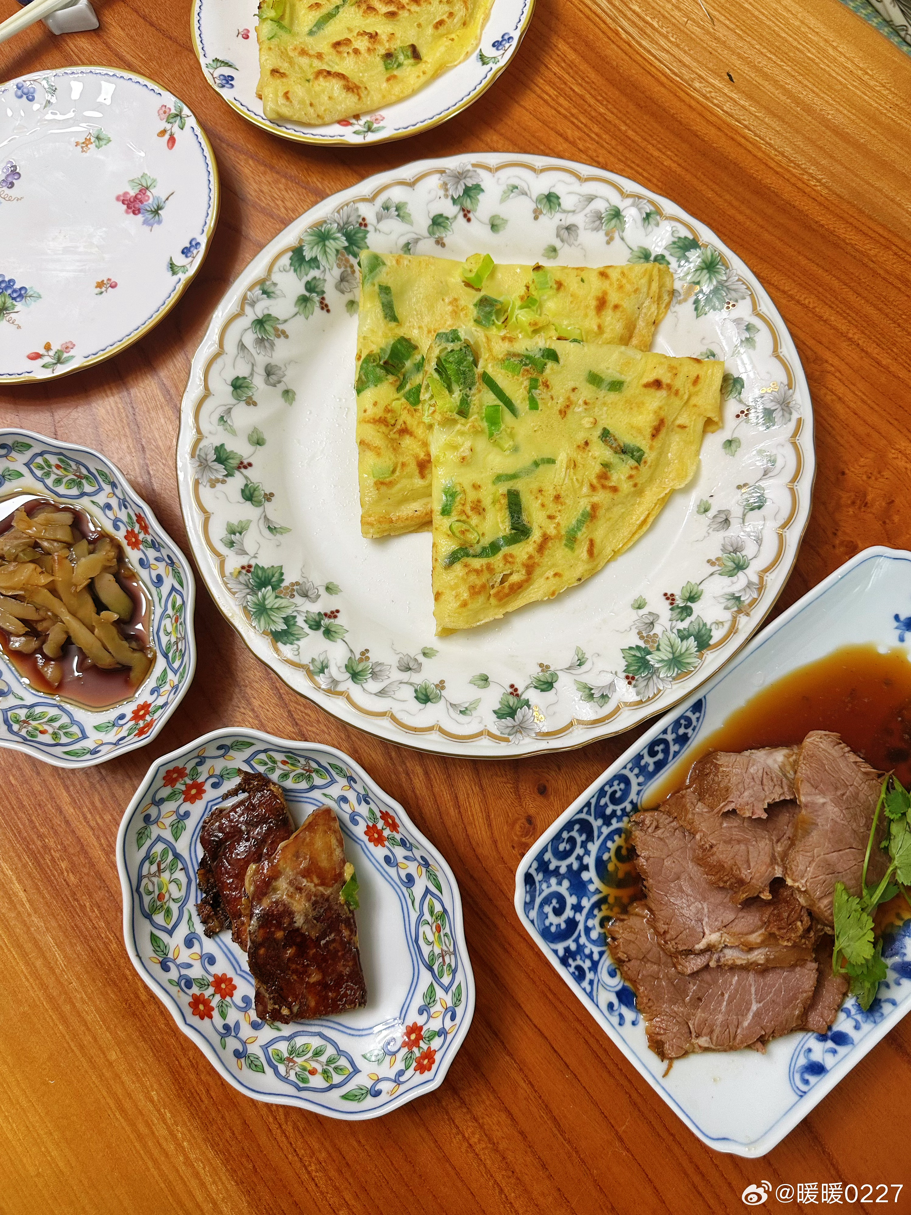 第二天早餐吃什么是每个周末晚上的睡前必问，今天的早餐，猫点名吃鸡蛋小饼。他小时候