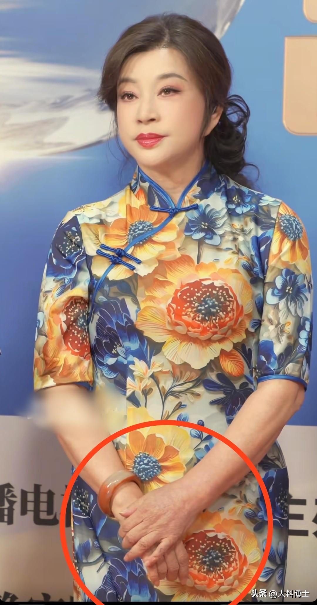 脸再精致也藏不住岁月！刘晓庆盛典生图曝光，手部状态真实暴露年纪。

微短剧品质盛