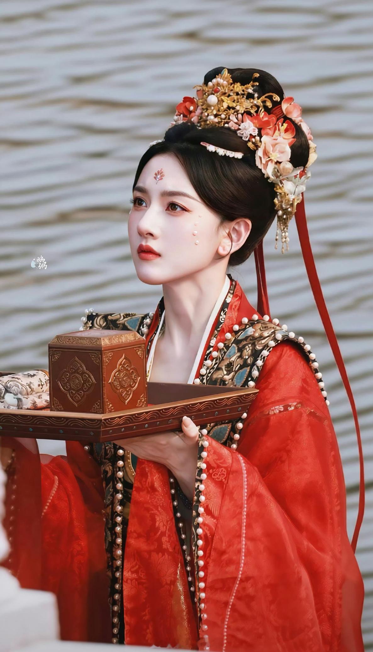 派酱安利 宋祖儿司宫令妆造获赞 太惊艳了！司宫令大红衣妆造真的太美腻啦～妆造适配