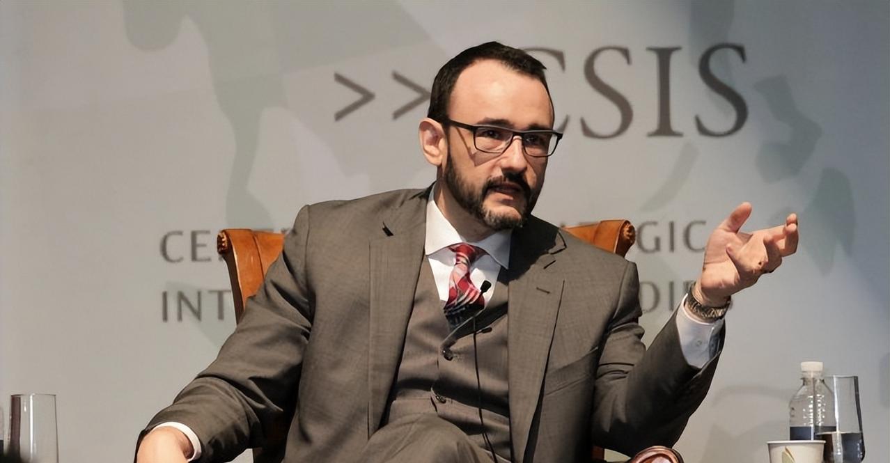 据媒体报道，美国军事分析家迈克尔·科夫曼在近期访问乌克兰后提出多项重要观点。虽然