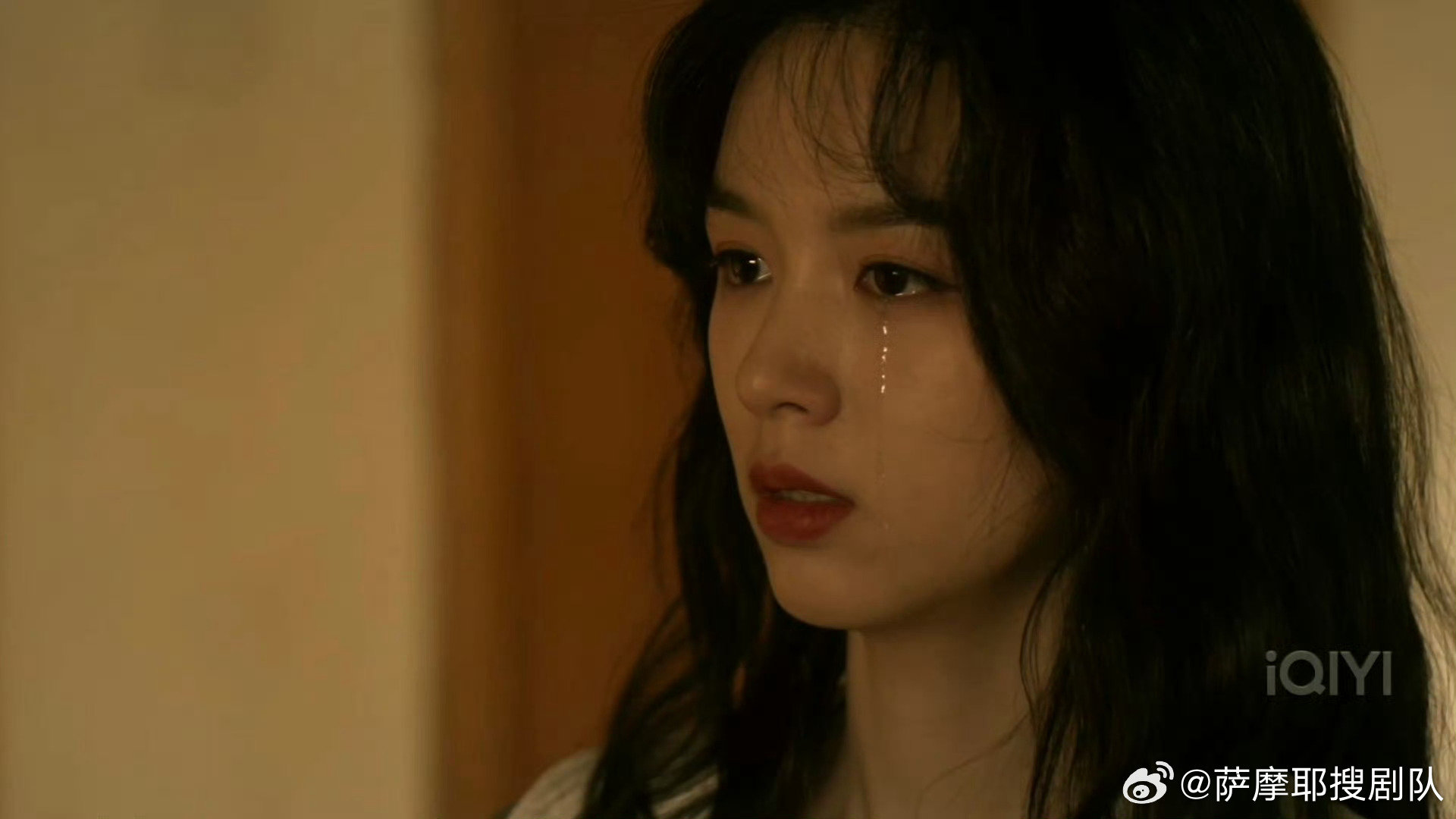 周也好大一颗泪周也的哭戏真的绝了！没有夸张爆发，却用一颗泪珠把晓兰的脆弱与倔强展