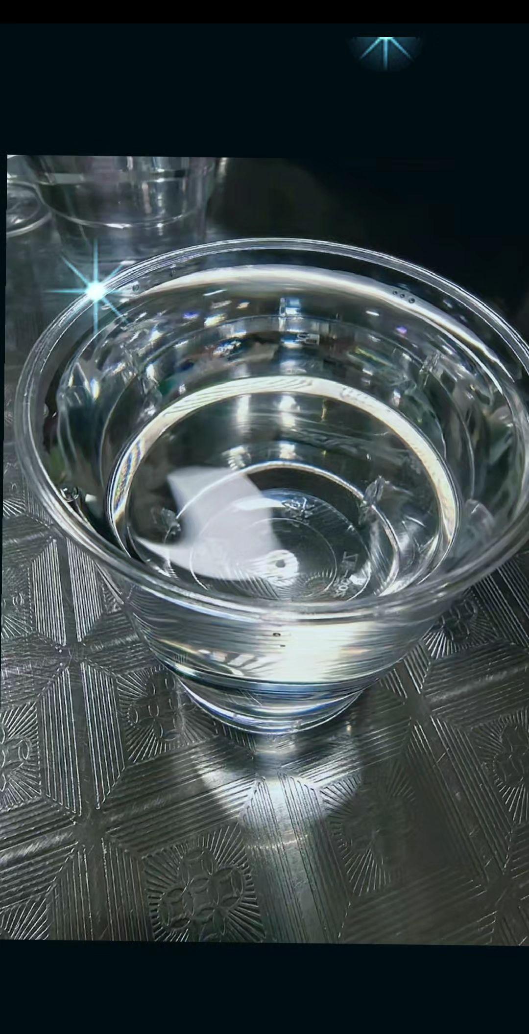 一人，一酒，一手机，我能坐3小时，把能把自己喝断片.你信吗…