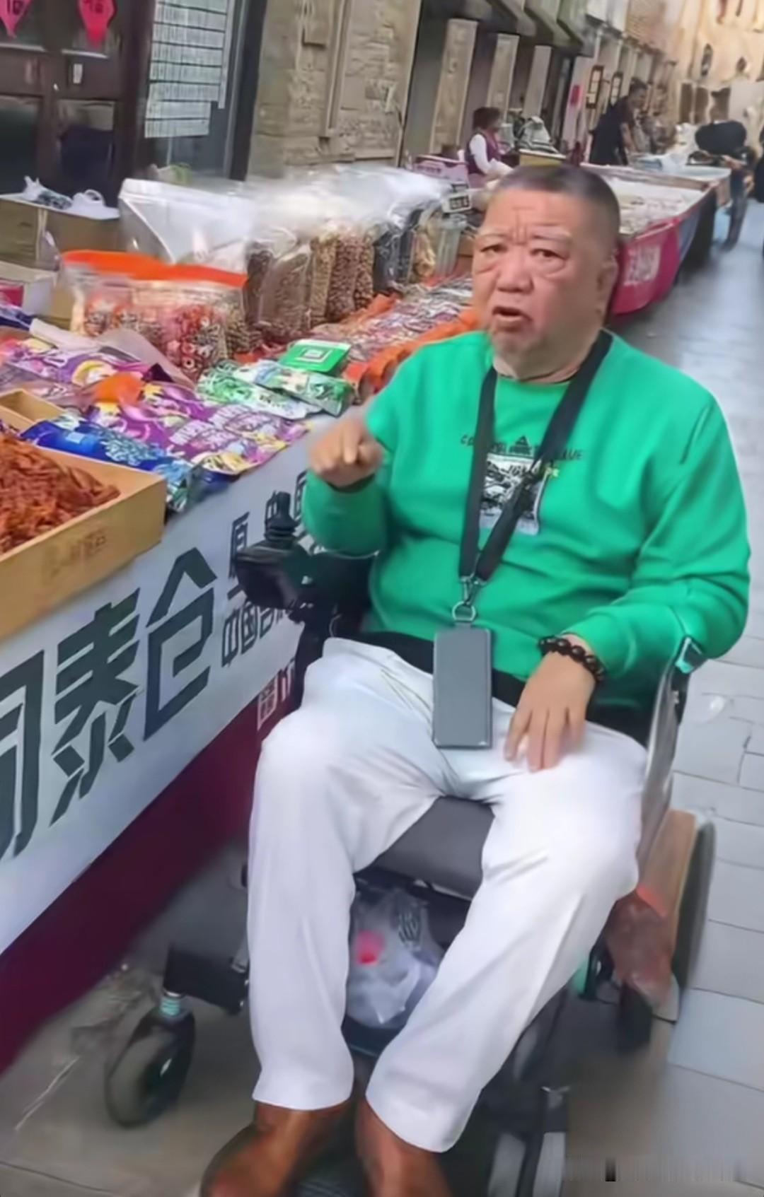 单口相声演员孟凡贵的现状令人堪忧。

近日，我国单口相声大师孟凡贵独自坐着轮椅上