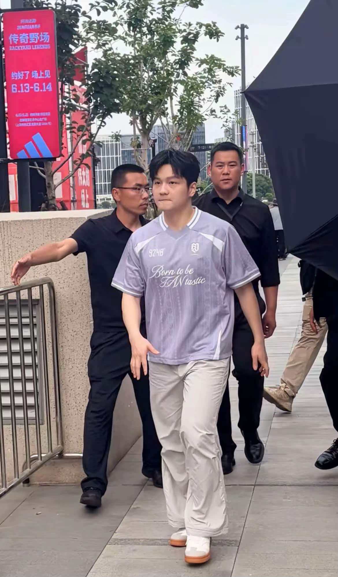 樊振东反差感拿捏 对阵强敌时冷静果敢攻势凌厉，王者气场扑面而来，生活里安静低调不