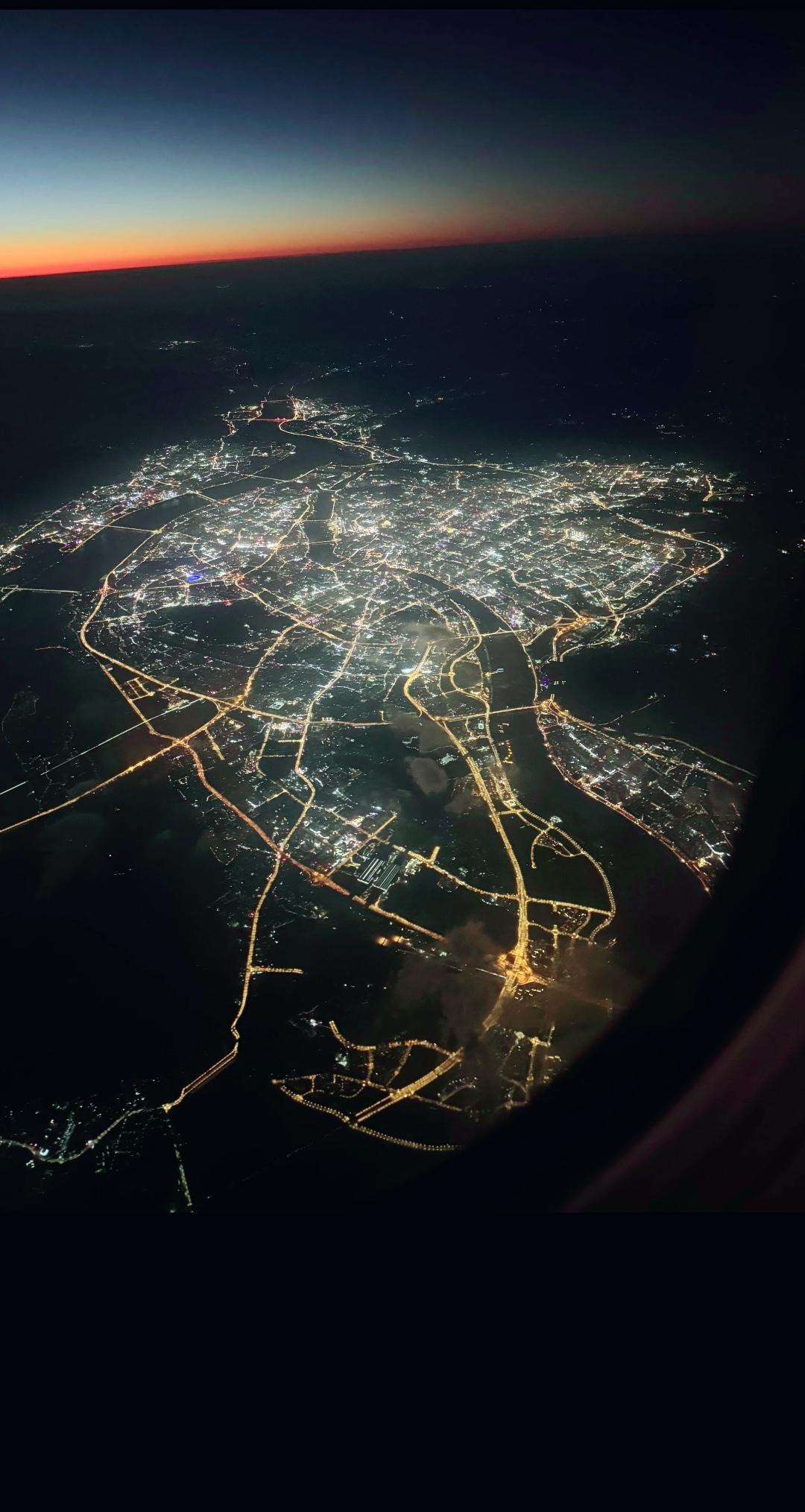 这种视觉下的城市灯光图，没有提示的情况下估计没人看得出是哪座城市。不过依条友们的