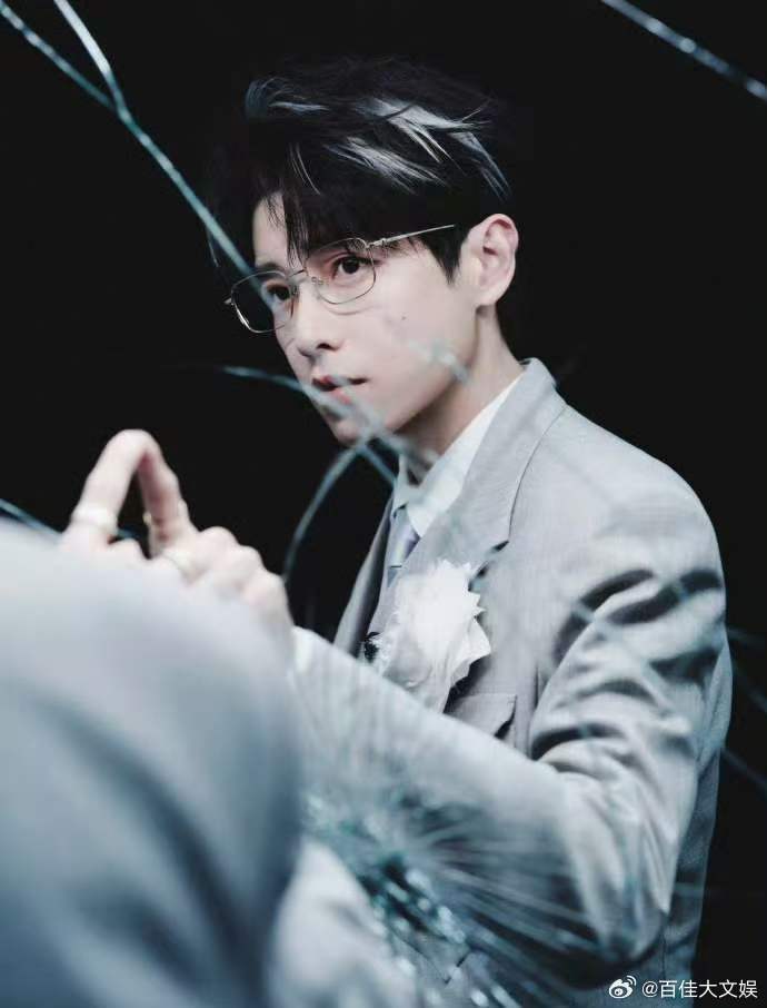 彭昱畅金丝眼镜 看彭昱畅，金丝眼镜配复古西装，奶fufu的脸超有范，搞笑变贵公子