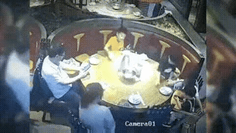 不但饭店有责任，连水都有责任，明明是凉水，为什么你偏偏被烧开，水壶也有责任，明明