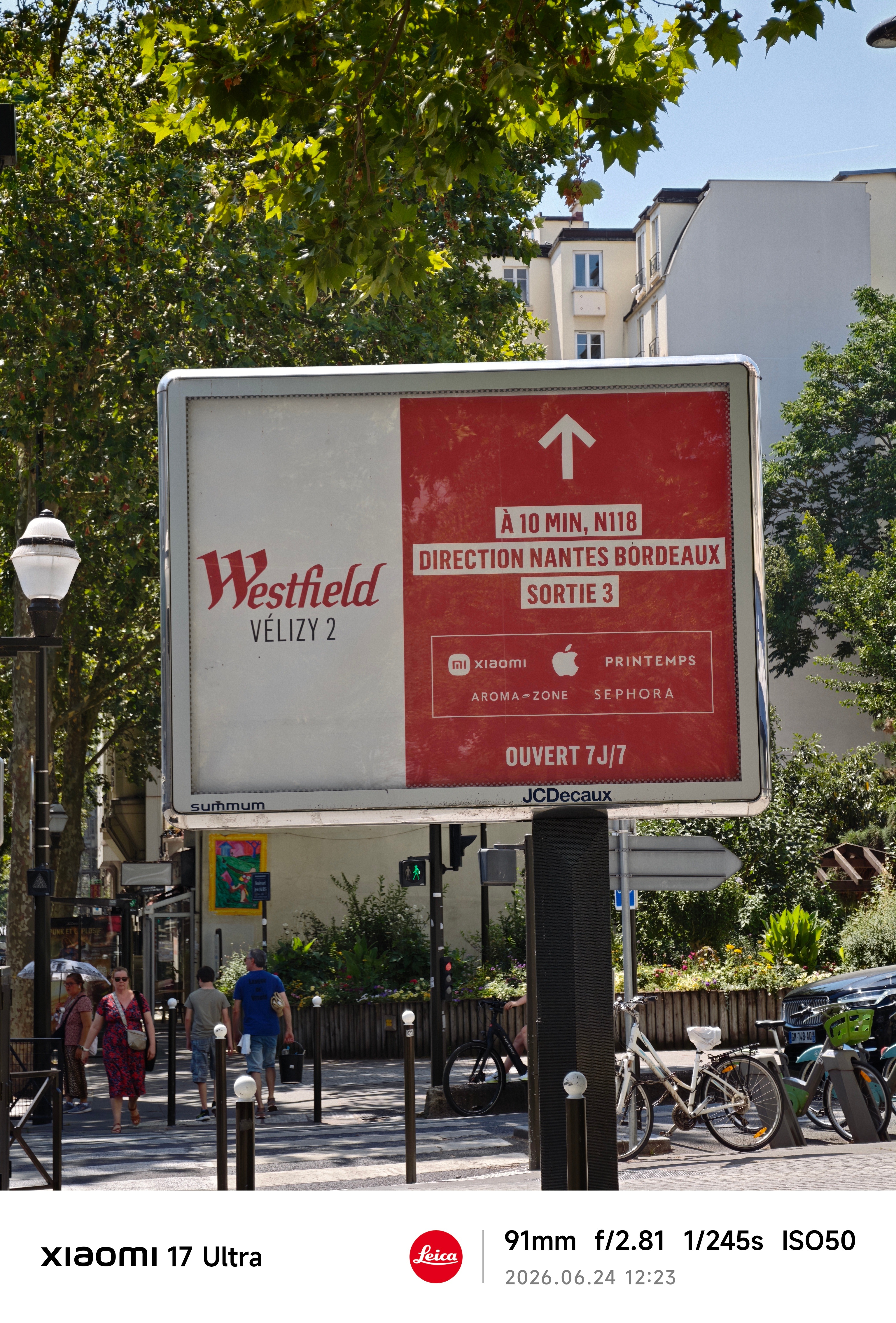 在巴黎街头看到这一幕，还是挺有感触的。Westfield Vélizy 2 的广