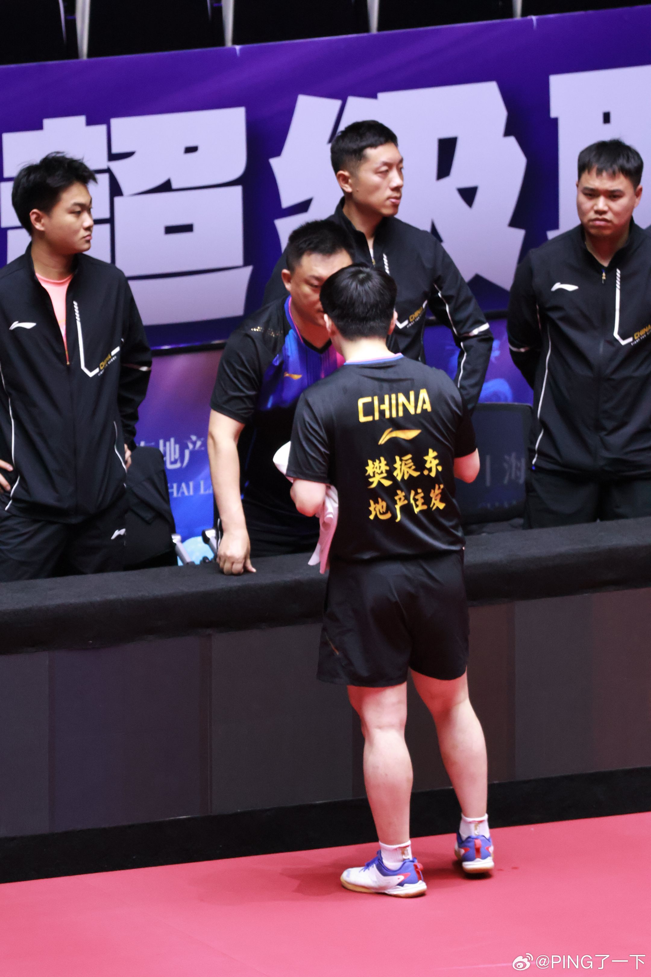 对樊振东的偏爱从来不用藏着掖着——看他挥拍时眼里的光，看他赢球后沉稳的笑，更看他