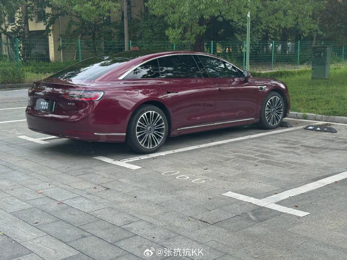 汽车博主，还是得去开车啊！ 最近天天开不同的车，还有一款印象深刻的就是享界S9。