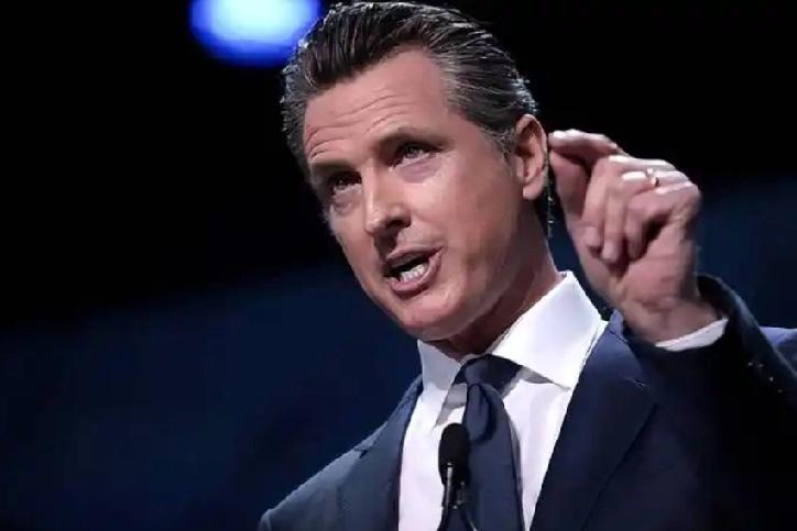 4月13日，加州州长纽森发文写道：“JD·万斯在 48小时内两次证明自己是个无足