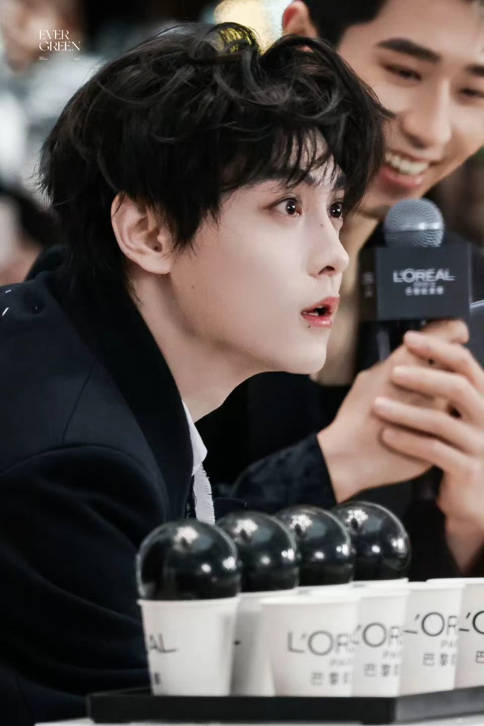 为田栩宁守护星愿💛星愿生日企划斜阳正把宁宁喝下午茶时托腮的剪影烤成焦糖色蝴蝶结