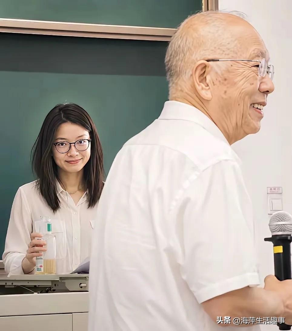 不怪那么多人喜欢她，路人镜头下都美若天仙！