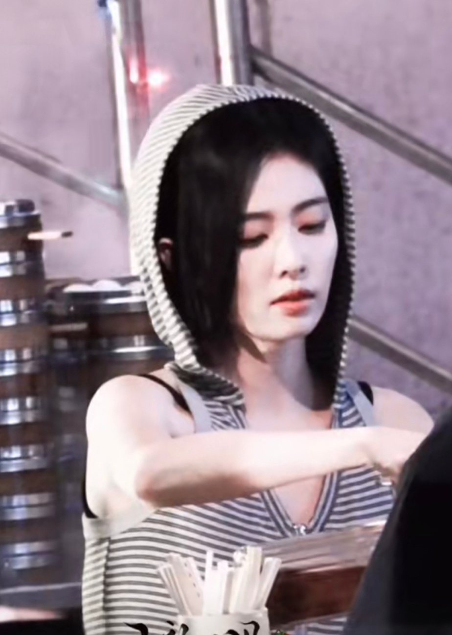 白鹿《开到荼蘼》王韵娜路透，酷酷的帽衫女孩！ 