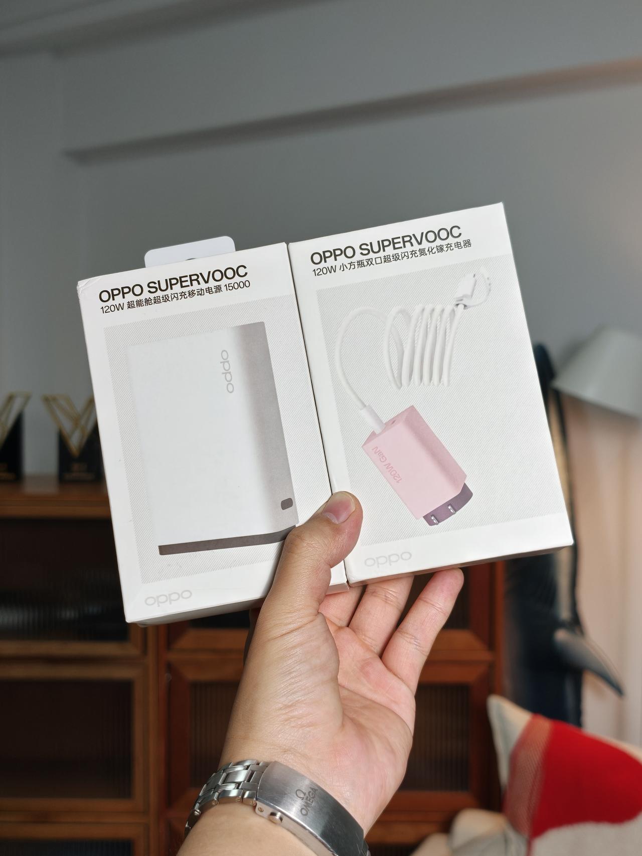 给我的OPPO手机又新增了俩配件，OPPO SUPERVOOC 120W超能舱超