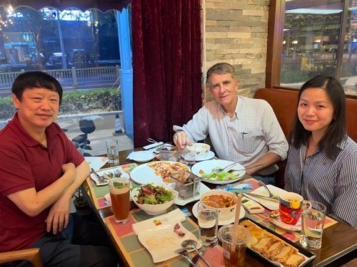 胡锡进给自己的定位就是“党内开明绅士”，所以才会心安理得与铁杆反华份子谈笑风生吃