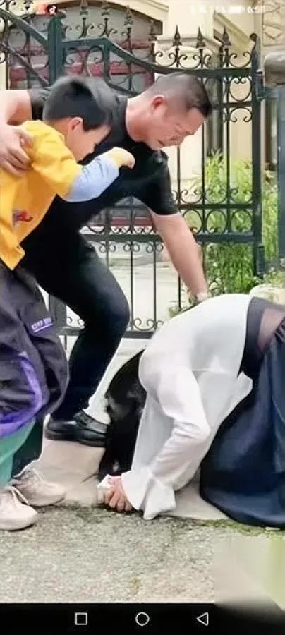 离婚两年没敢想

直到那天我抱着抚养费敲她家门

手心里的钱被汗浸得发皱——上次