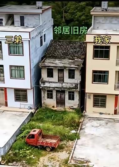 父母去世远嫁女儿死活不卖老房？别骂她们傻，
这才是最清醒的执念！
老人走后，俩女