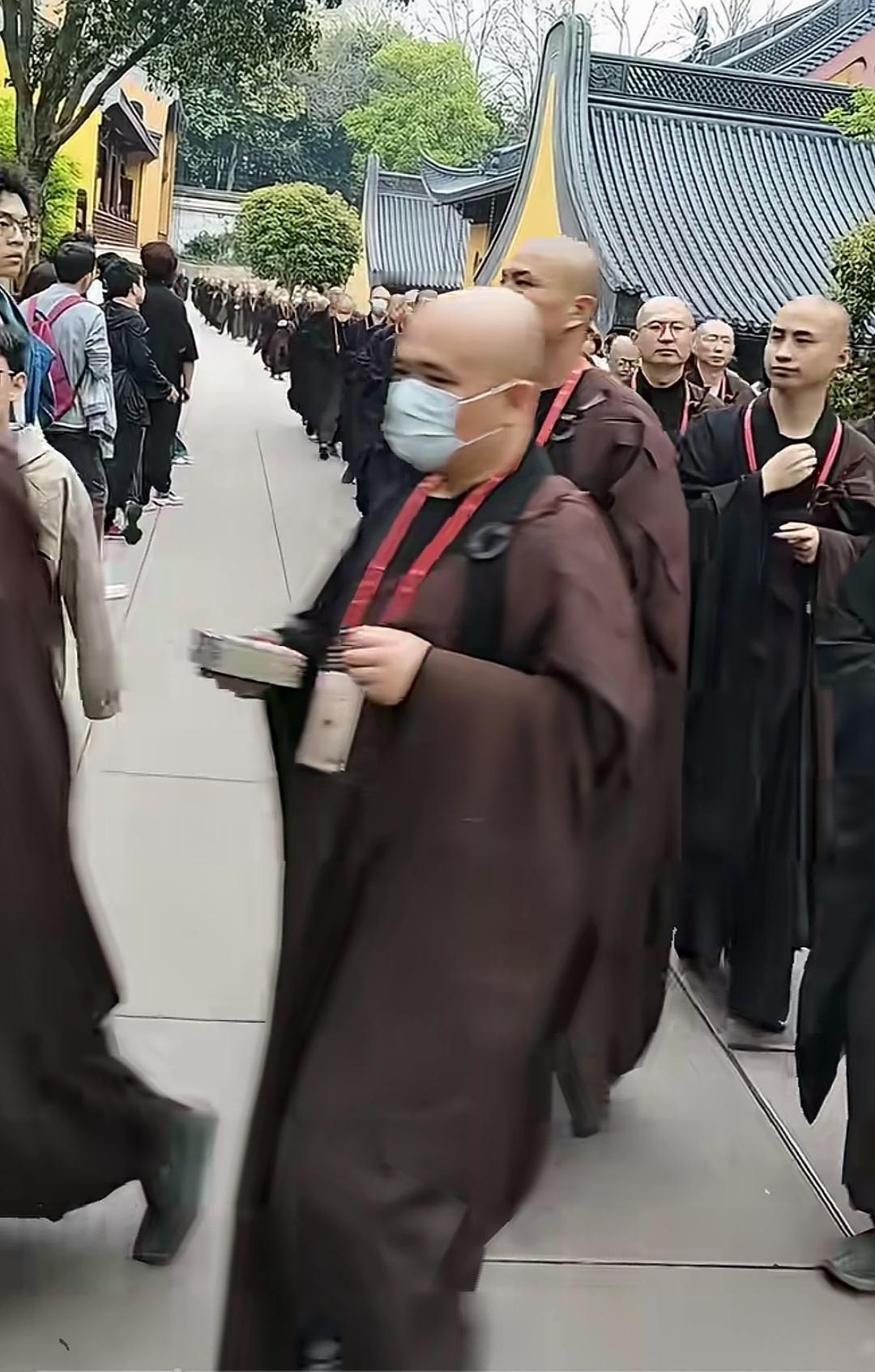 现在真有那么多的年轻人看破红尘出家为僧吗？养尊处优的出家人真的那么吃香吗？
说白