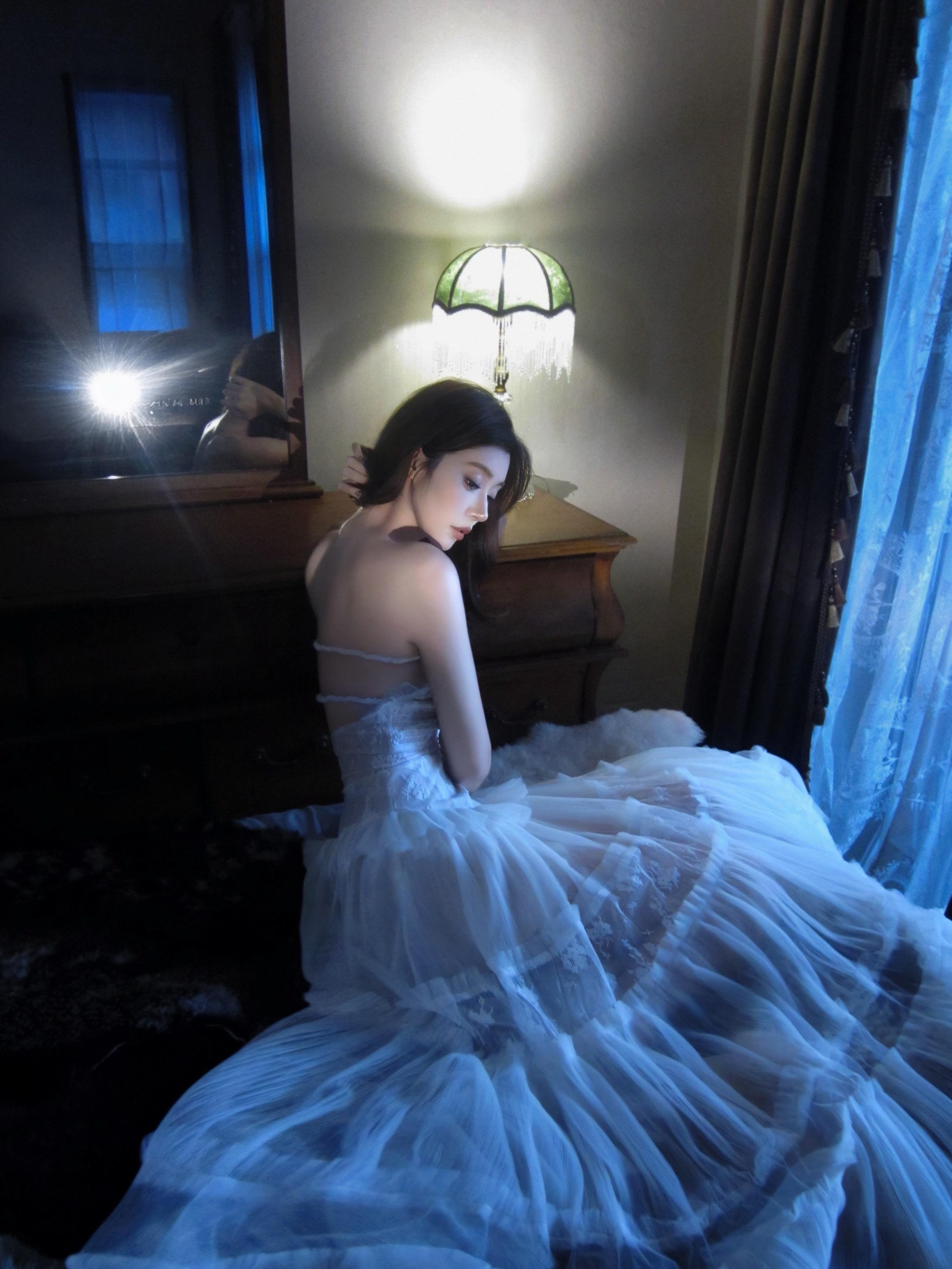 爱着你，像心跳，难触摸。