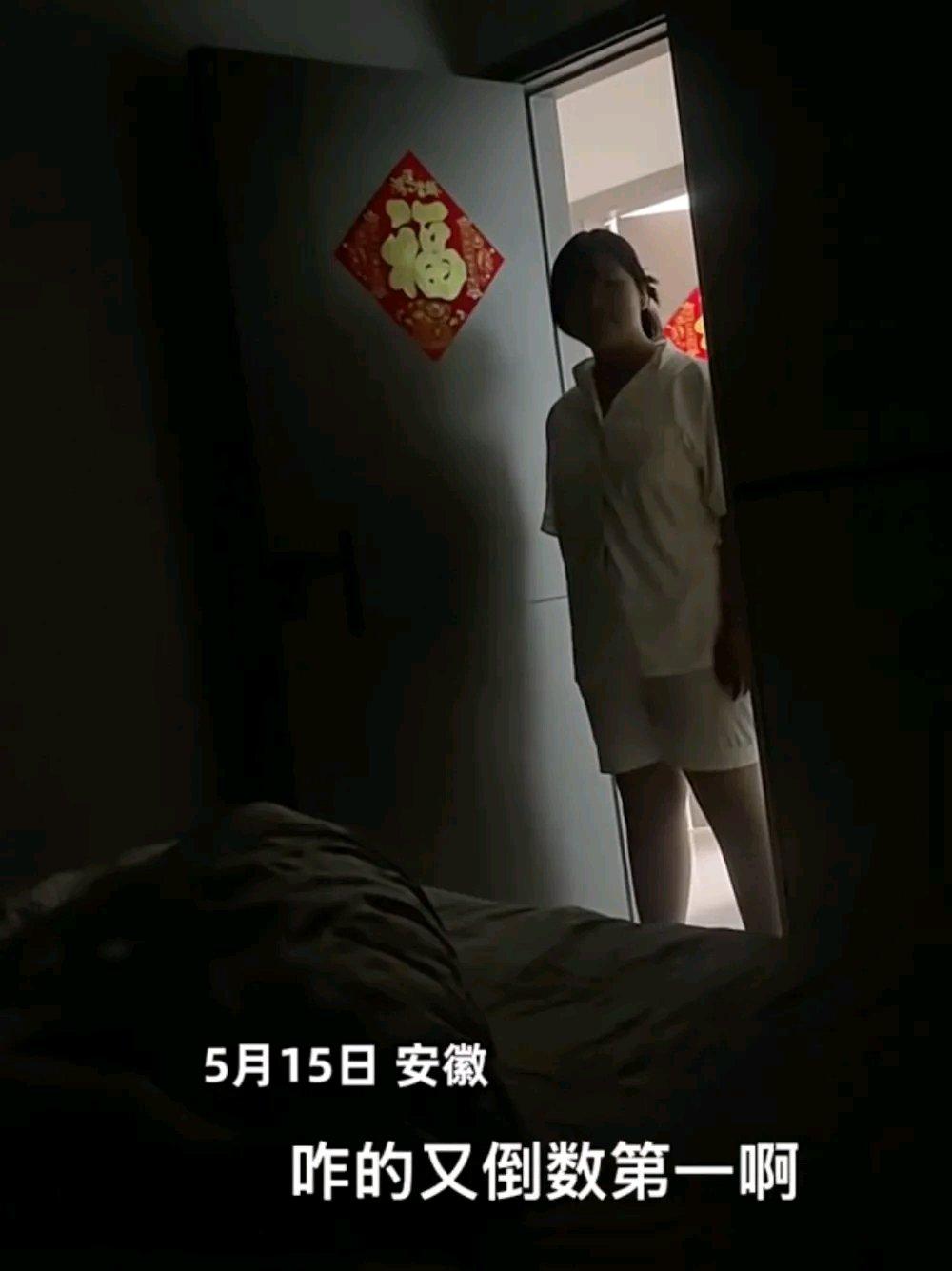 “你考得越好，对我越没用。”这句话一出，安徽那位躺在床上的爸爸瞬间火了。

事情