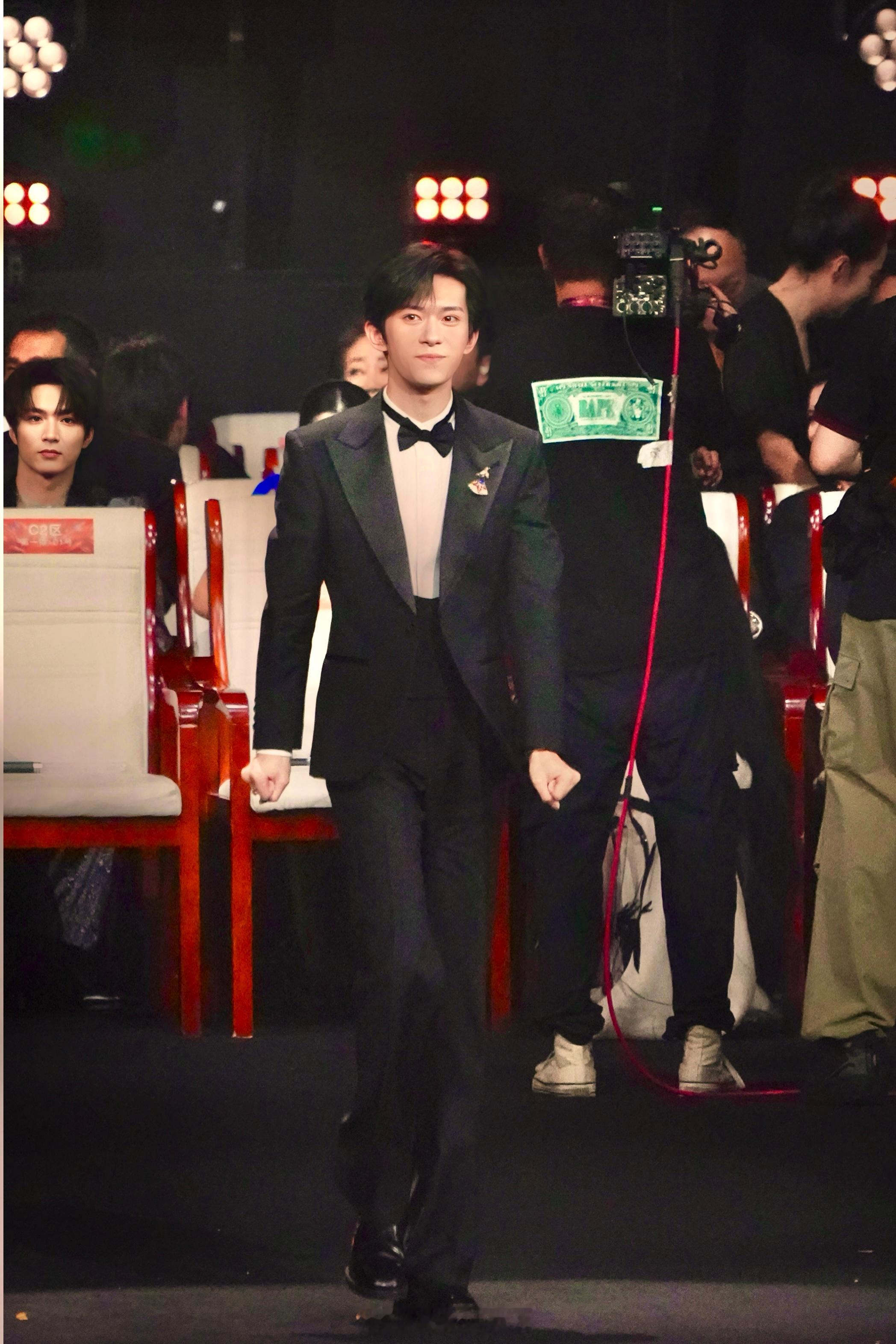 易烊千玺  恭喜易烊千玺老师👏👏👏少年影帝，意气风发。你本翩翩美少年，却毫