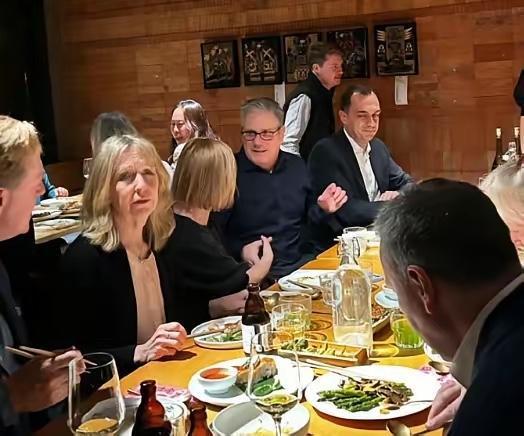 见毛主席皆躬身致敬！这份发自内心的崇敬，藏着无人能及的伟人魅力

无论国民党军官