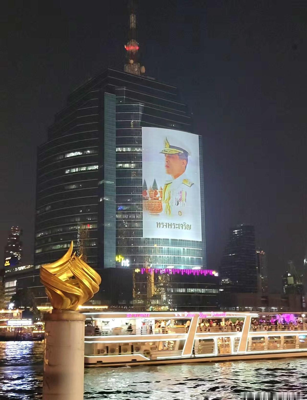 他信回来了，带着1年刑期和王室特赦。
这事儿没那么简单，泰国王室的权，比谁都大。