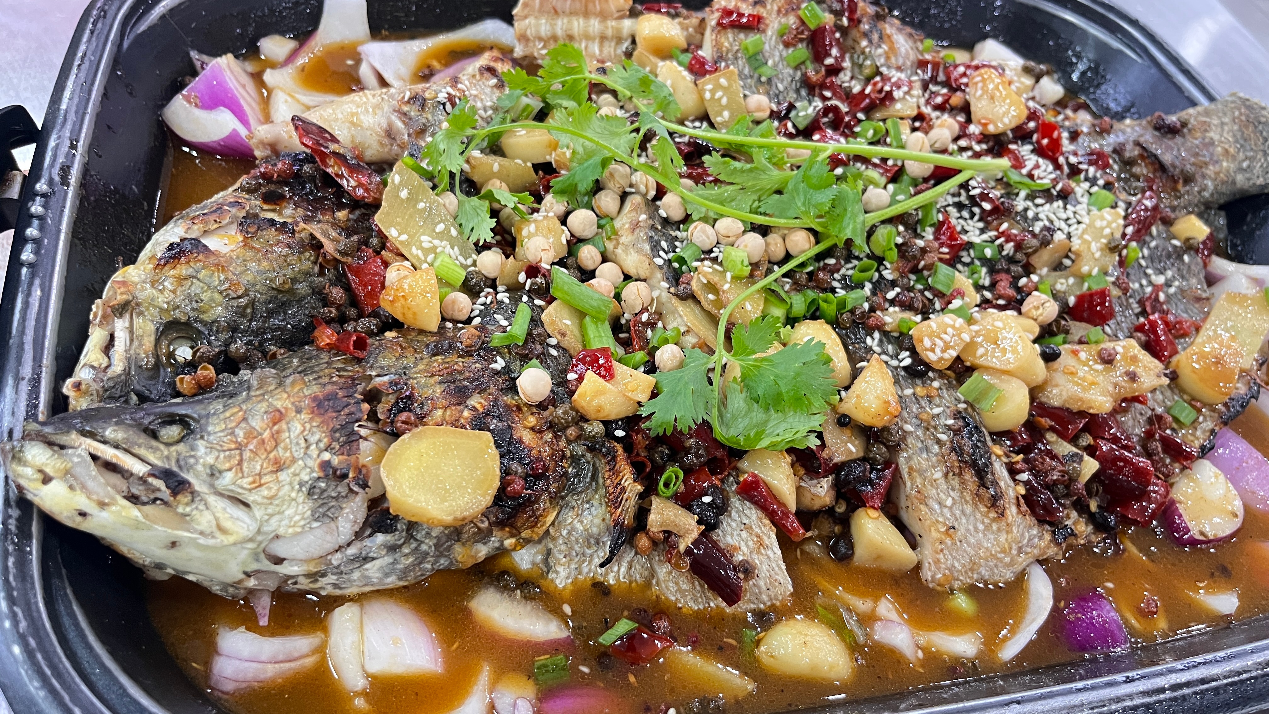 下楼吃个晚饭，哪个缺德的丟的果皮给我差点没躺那