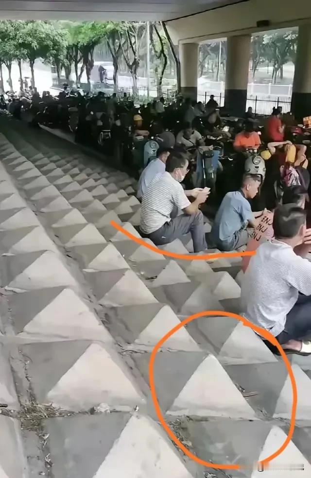 不明白了，
高架桥下面弄成水泥尖堆，
是什么目的，

坐不方便，行也不方便，
这
