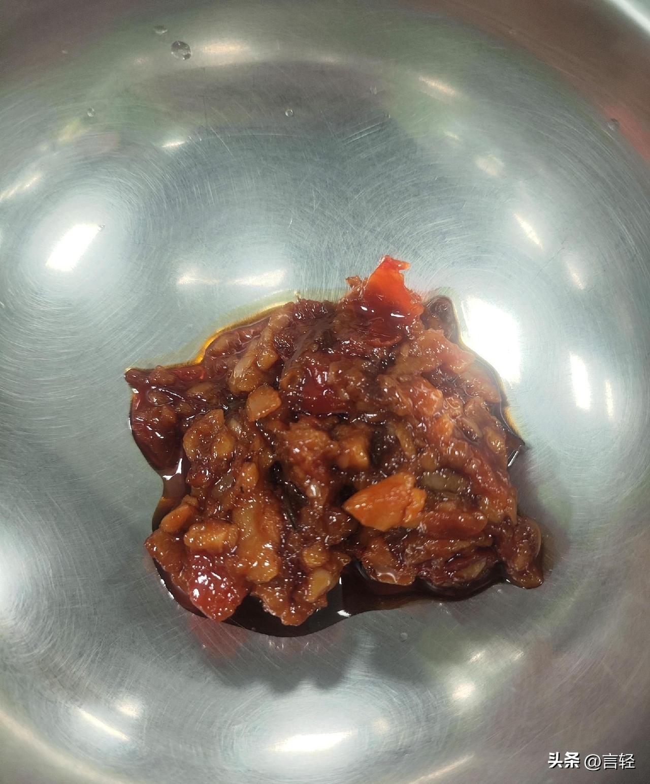 有人知道这种辣椒酱叫啥名字吗
在饭堂面窗前面的辣椒酱，吃到嘴里没有什么颗粒感和辣