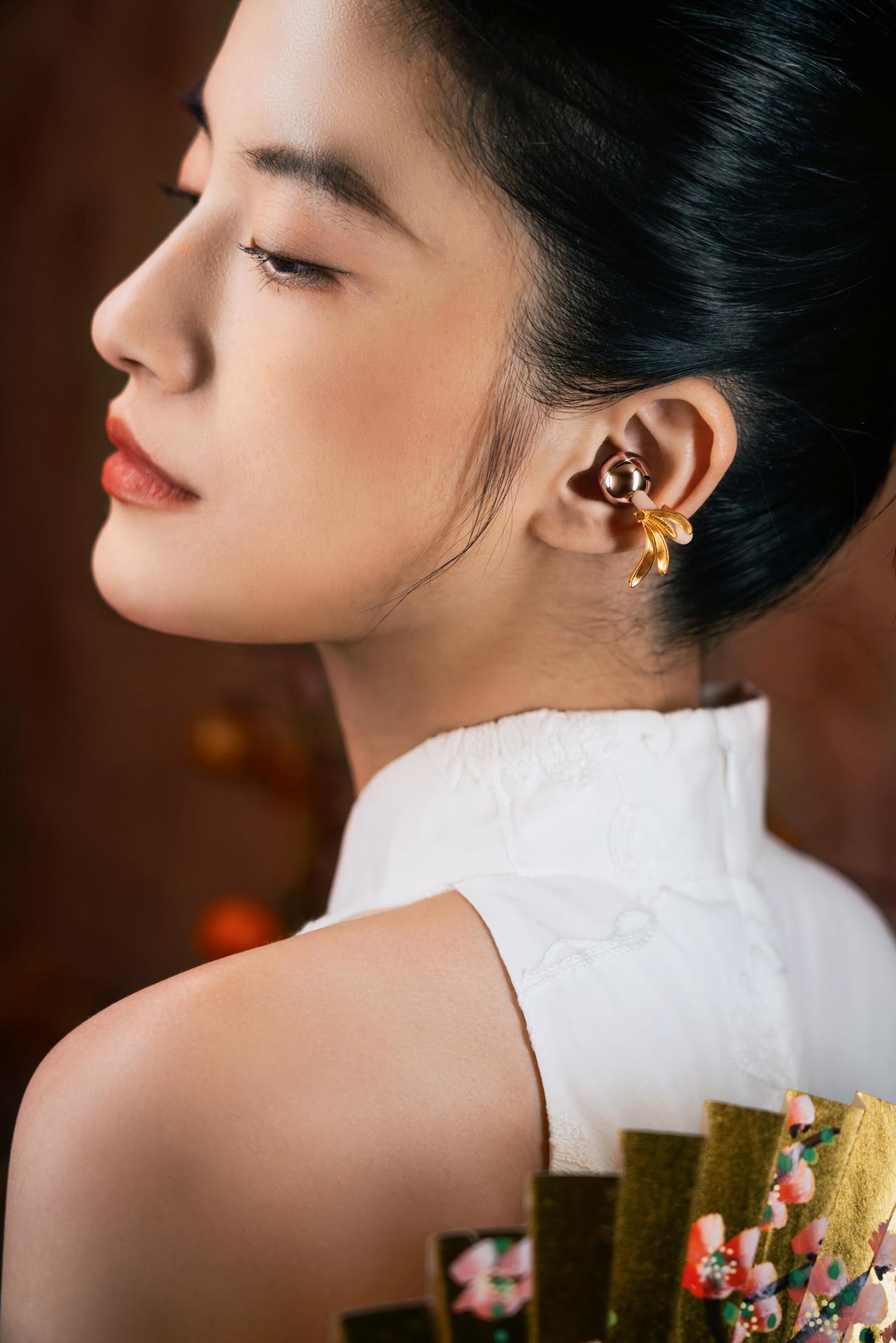 就在今日，华为FreeClip 2 耳夹耳机推出玫瑰金与冰莓紫两款时尚新色，售价