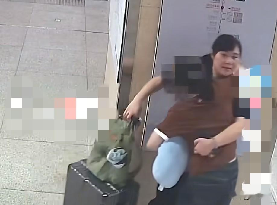 7月6日下午，武汉地铁2号线汉口火车站，一名女乘客前往火车站途中腰椎旧疾复发，引