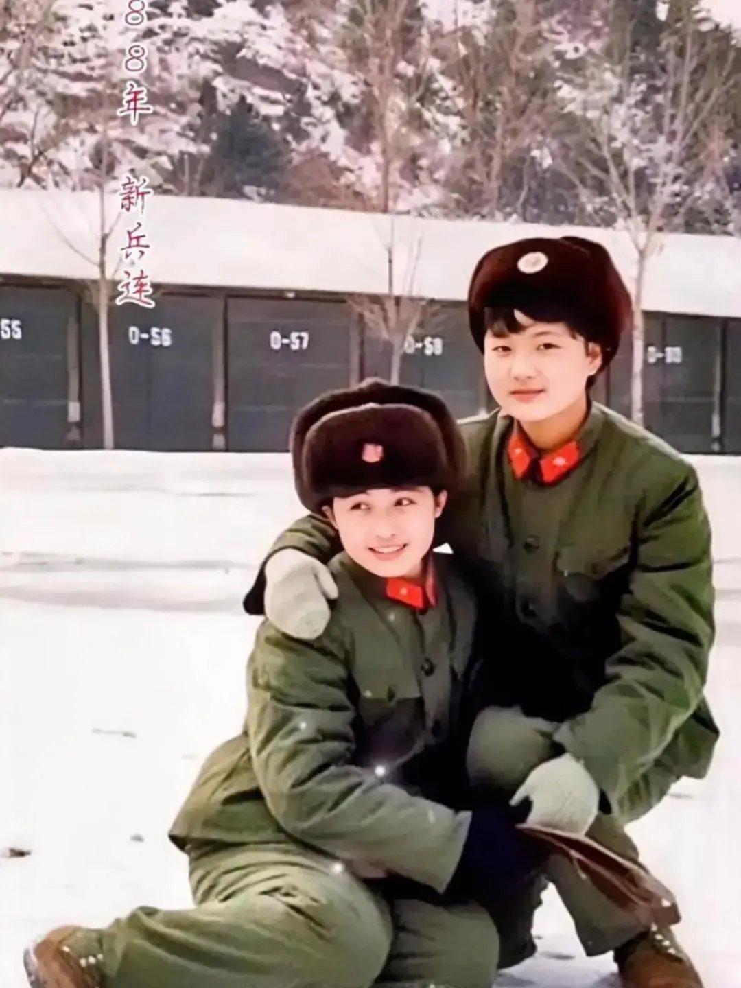 1988年冬天，河北某地山区，两位新兵连的女兵在雪地留影。

白皙的皮肤、精致的