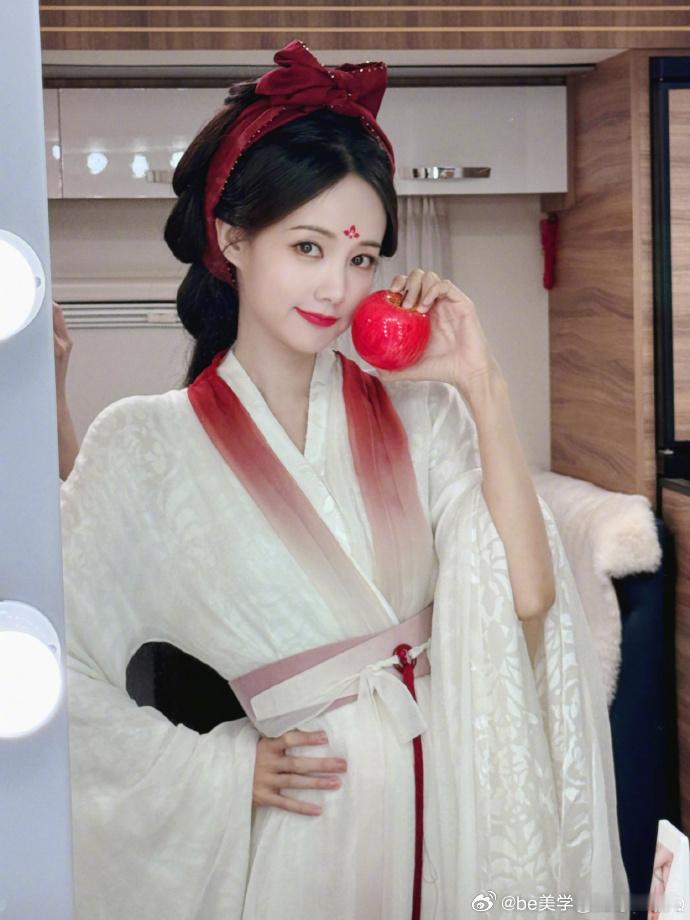 李一桐 “入梦” 邀约已送达！书卷一梦一人分饰两角 ，看她如何用演技诠释两个截然