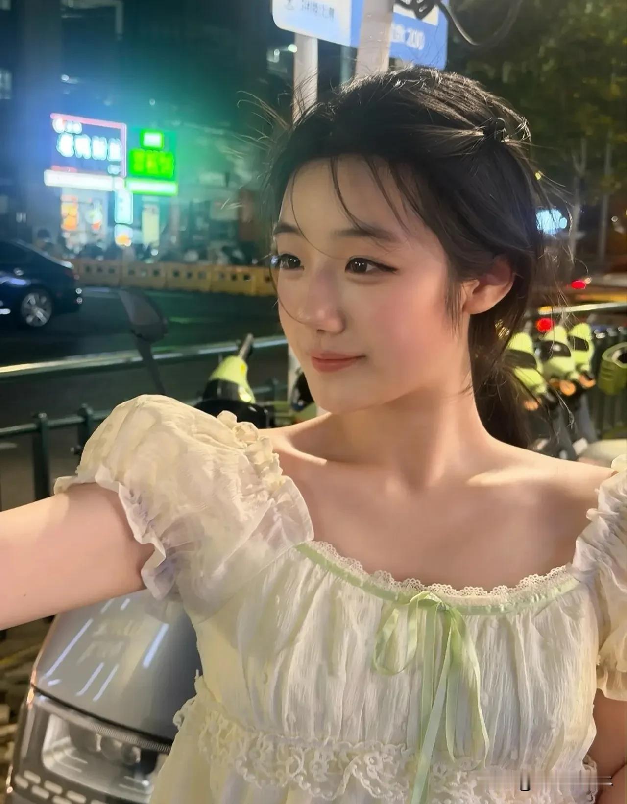 深夜街角，光影交错  
少女自拍，定格此刻温柔  
每一帧都是青春独白
