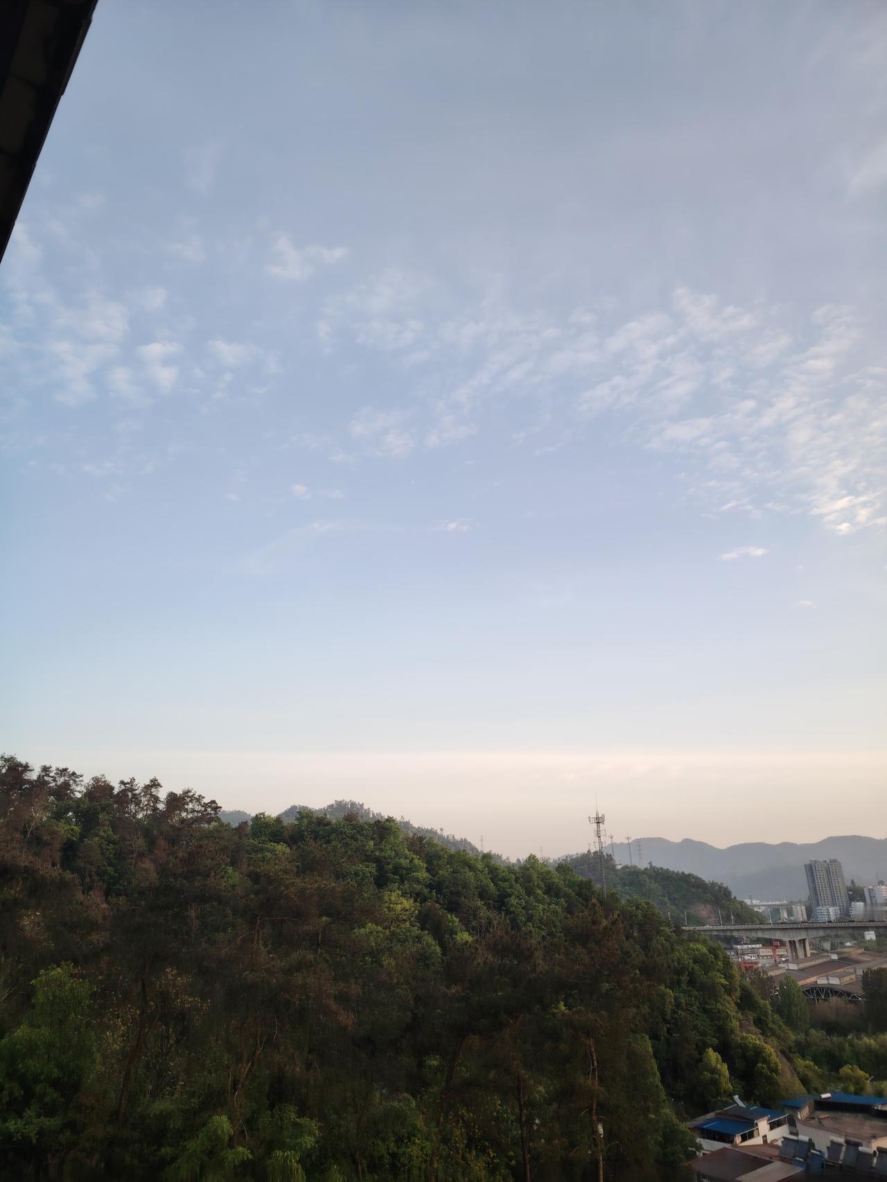 今天早晨，推开窗户，远处的天空、远处的山峦格外清晰。这不禁让人回想起前些年，每年