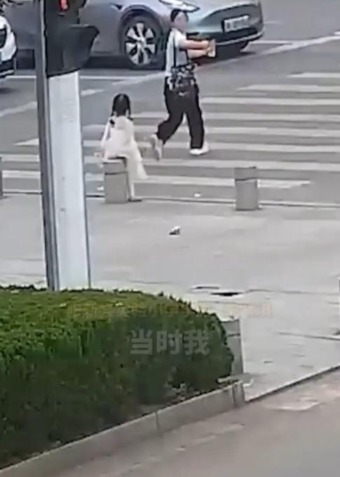 太好哭！11岁女孩偶遇走失幼童，冷静妥善处理尽显孩童大义
 
人小格局大！没有大
