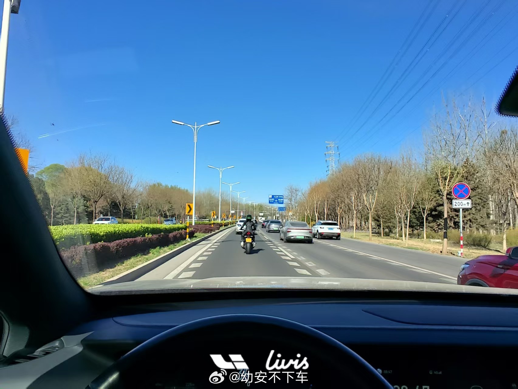 早ﾉ☀上班路上用理想ai眼镜livis 抓拍到了帅气的摩托车美少女，长发飘飘～之