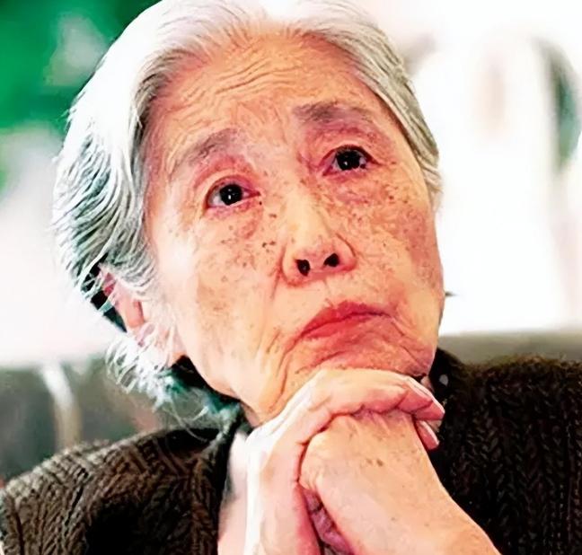 2006年，王光美因病去世。临终前，她突然向女儿刘亭抱拳作揖，虚弱地说：“女儿，