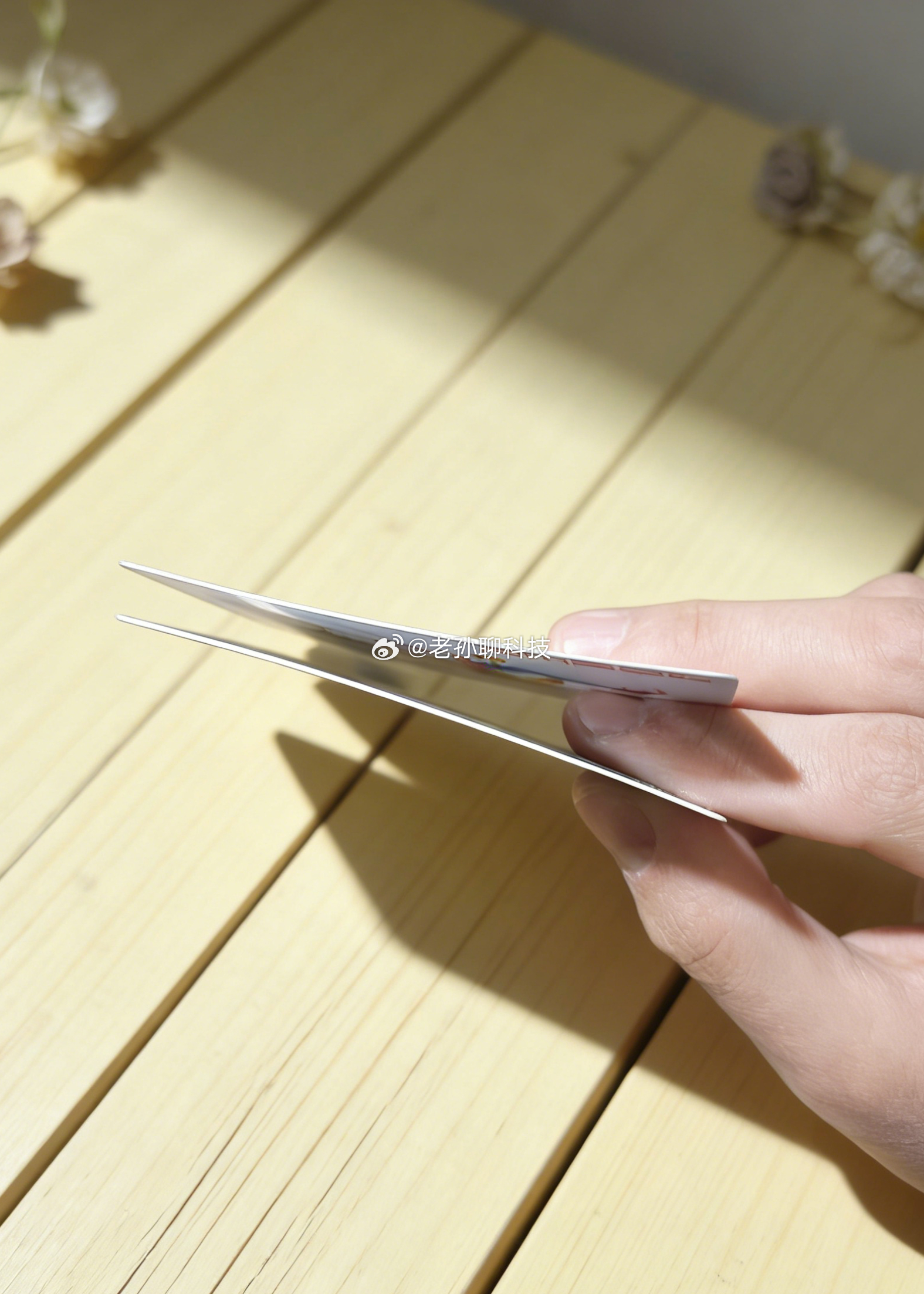 我真是服了，电池跟扑克牌一样薄？还得是你，耀子哥！你以为这是扑克牌？不，这是荣耀