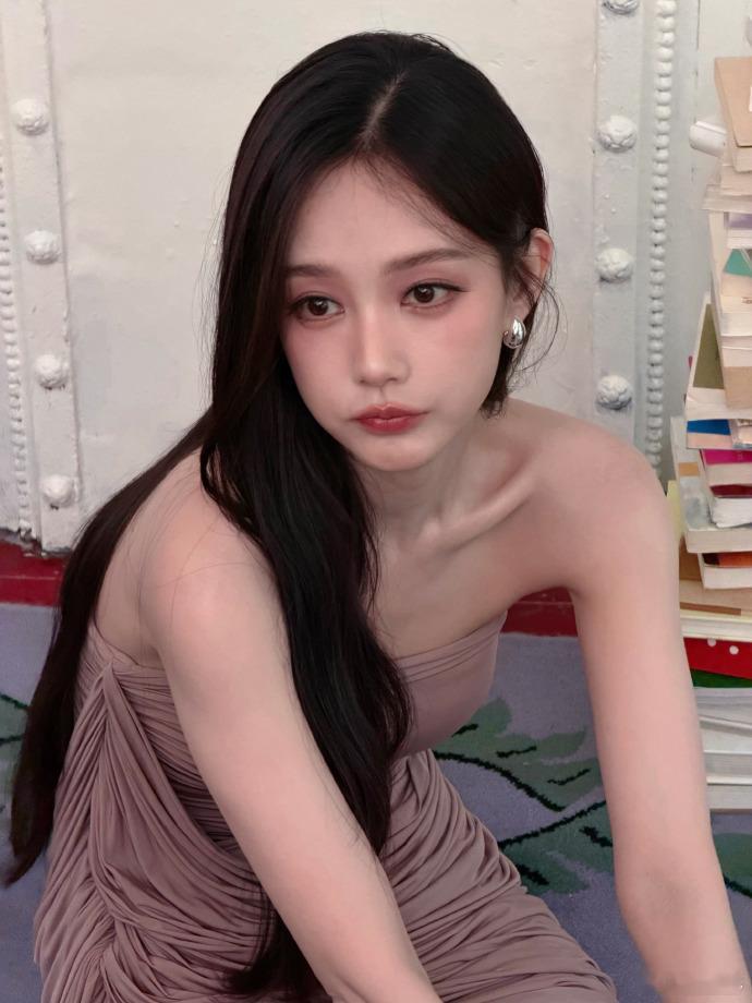 李一桐我想象中看书的样子李一桐美人一大跳 看书的样子很美，很有氛围感。 
