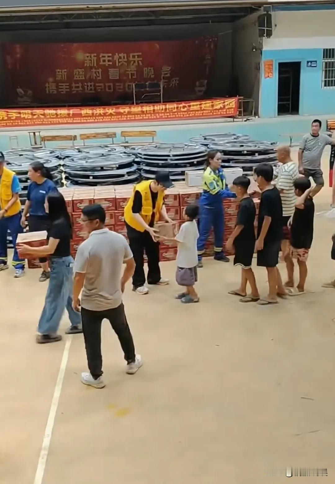 黄晓明带着自己的基金会现身广西做公益，为广西灾区的灾后重建，贡献自己的一份力量。