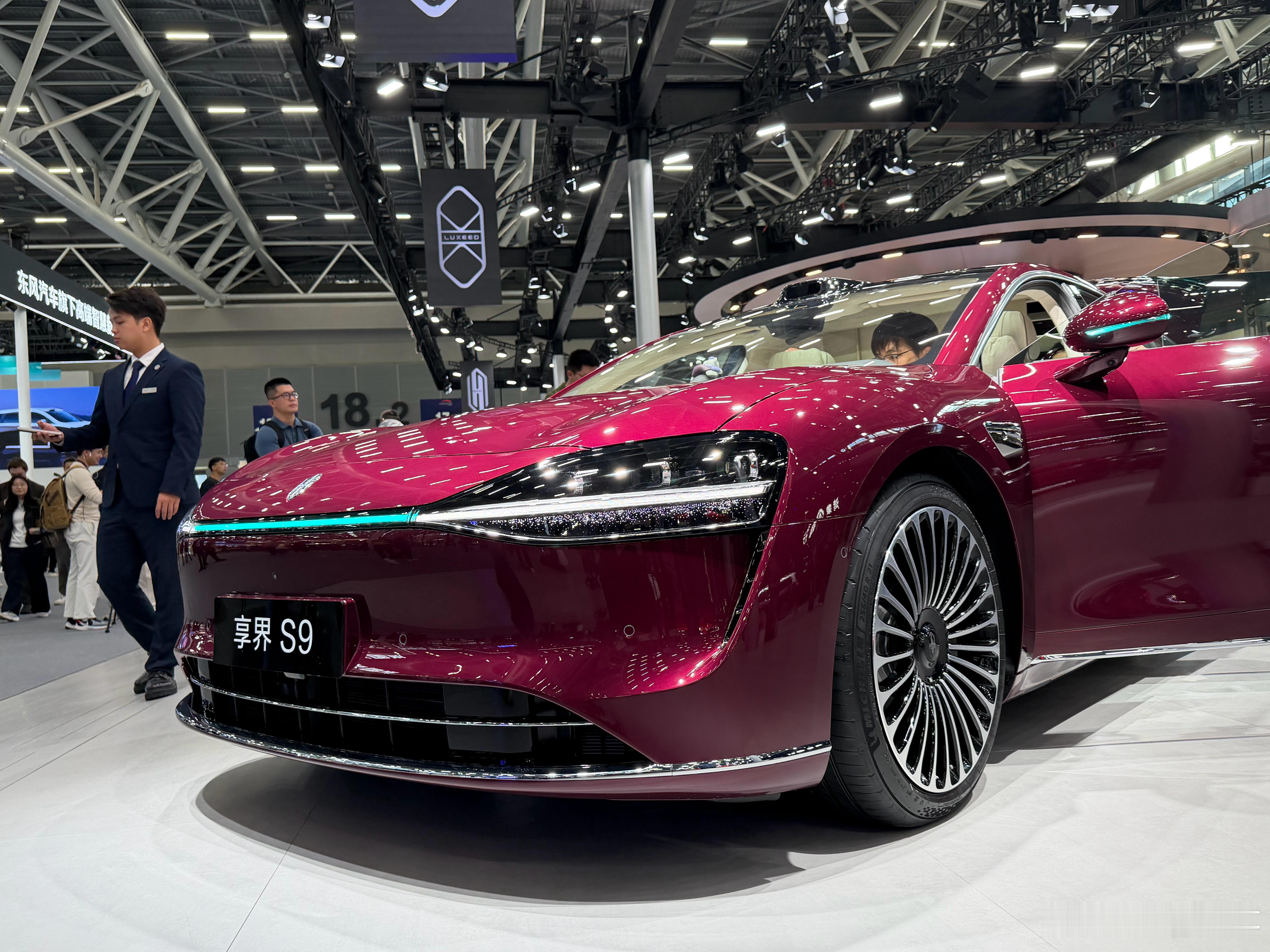 新款享界 S9 三厢版，昨天刚刚上市，今天和享界 S9T 一起摆在了鸿蒙展台的 