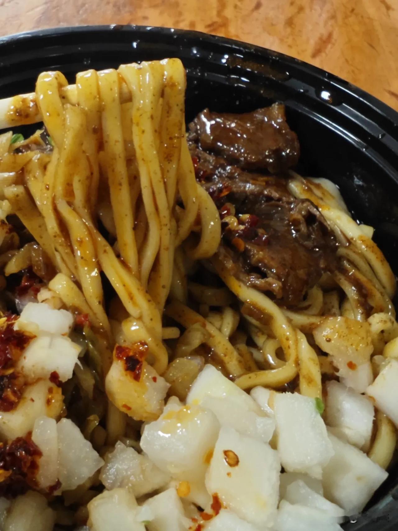 余艳梅拌面世家(马场横路店)，在武汉排名第一的一家粉面店，偶然发现了，正好在旁边