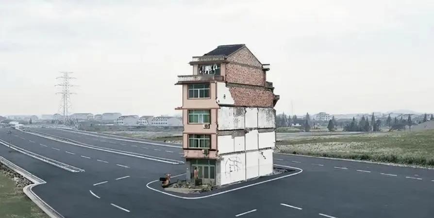 昔日最牛钉子户，今朝最惨孤家人。