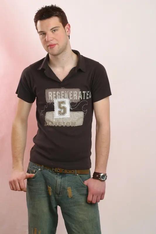 小伙为克服自卑在地铁上演讲，这勇气真让人佩服！在地铁这种人来人往、众人目光聚焦的